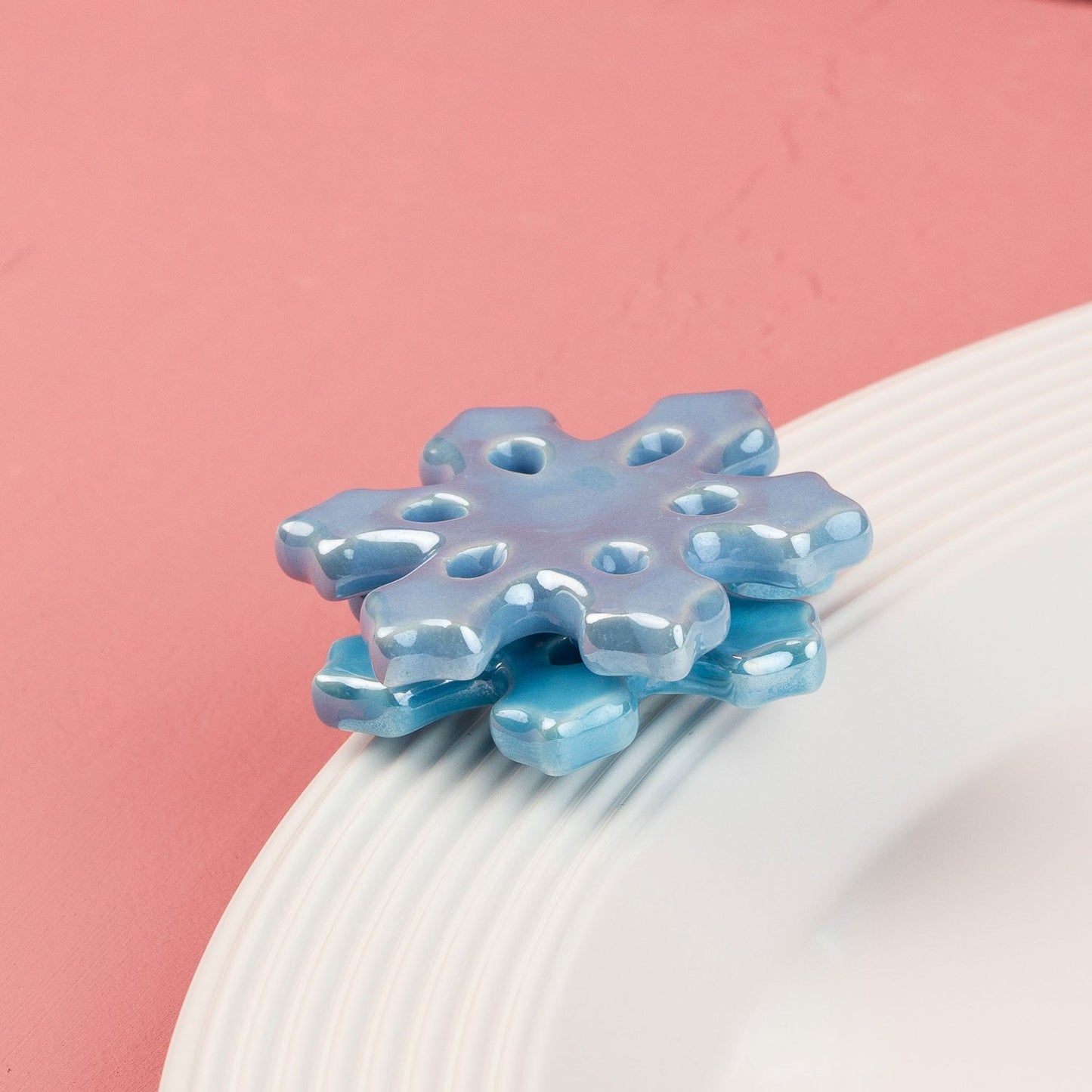 Blue snowflake-shaped mini on a white background with a pink gradient